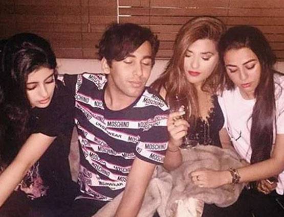 VIRAL: रणबीर के गाने पर खूब नाचीं अमिताभ की नातिन