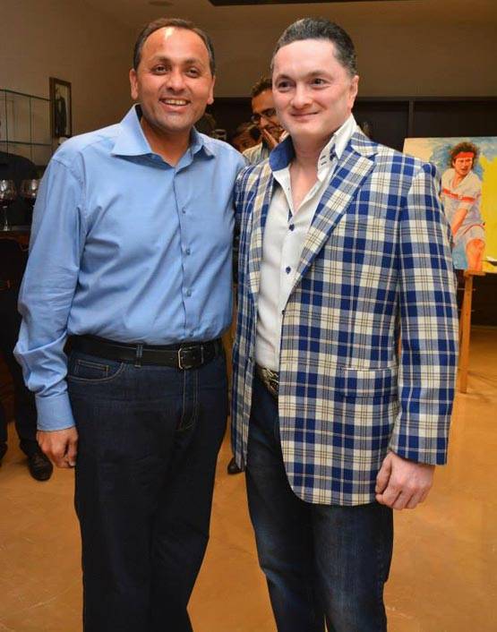 नीता अंबानी के साथ जश्न मनाते इस शख्स का फोटो वायरल, ये है रिश्ता