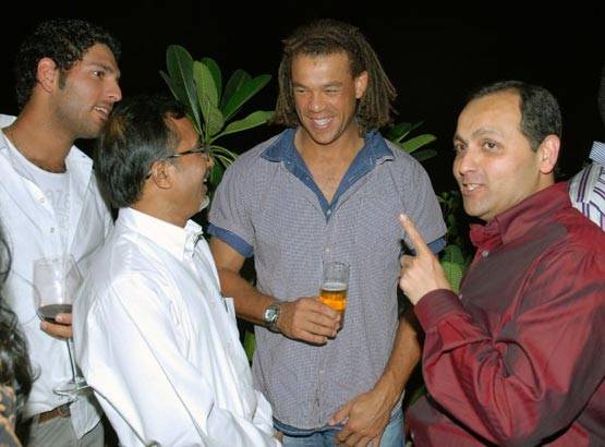 नीता अंबानी के साथ जश्न मनाते इस शख्स का फोटो वायरल, ये है रिश्ता