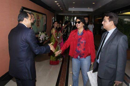 नीता अंबानी के साथ जश्न मनाते इस शख्स का फोटो वायरल, ये है रिश्ता