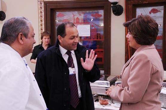 नीता अंबानी के साथ जश्न मनाते इस शख्स का फोटो वायरल, ये है रिश्ता