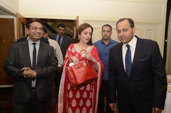 नीता अंबानी के साथ जश्न मनाते इस शख्स का फोटो वायरल, ये है रिश्ता