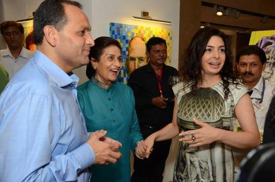 नीता अंबानी के साथ जश्न मनाते इस शख्स का फोटो वायरल, ये है रिश्ता