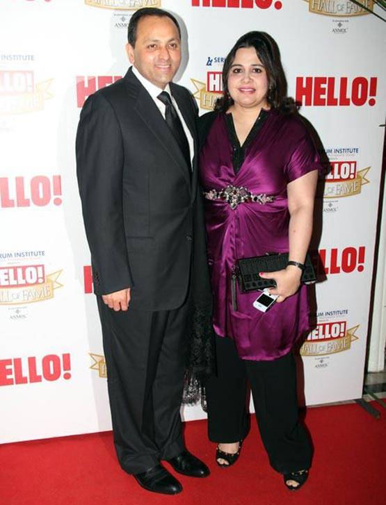 नीता अंबानी के साथ जश्न मनाते इस शख्स का फोटो वायरल, ये है रिश्ता