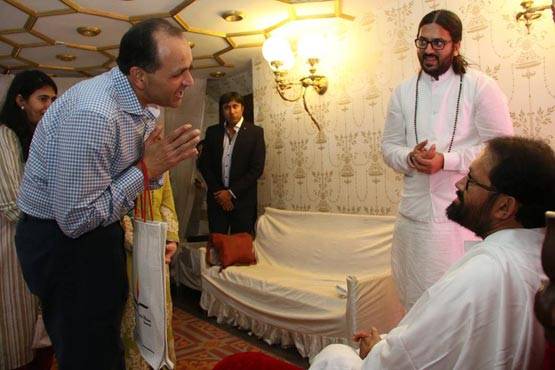 नीता अंबानी के साथ जश्न मनाते इस शख्स का फोटो वायरल, ये है रिश्ता