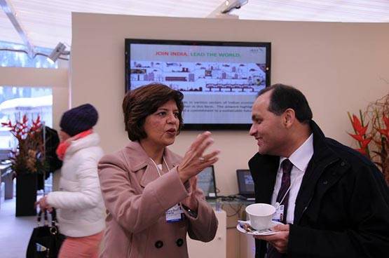 नीता अंबानी के साथ जश्न मनाते इस शख्स का फोटो वायरल, ये है रिश्ता