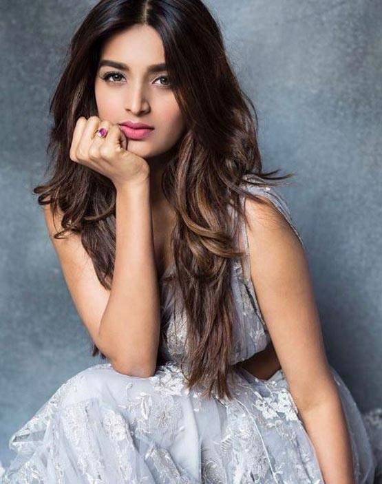 अकेली रहती थी टाइगर श्रॉफ की ये हिरोइन, मकान मालिक ने घर से निकाला