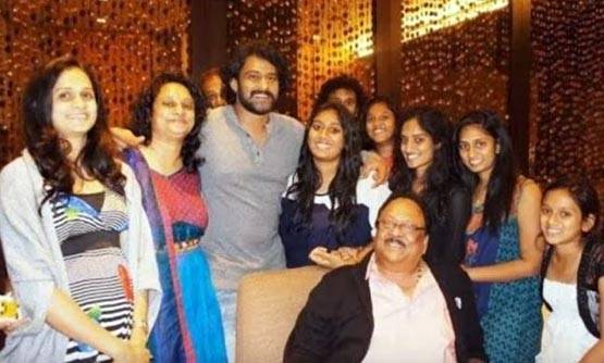 परिवार में सबसे छोटे हैं प्रभास, जानें बाहुबली स्टार्स की REAL FAMILY