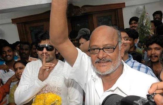 परिवार में सबसे छोटे हैं प्रभास, जानें बाहुबली स्टार्स की REAL FAMILY