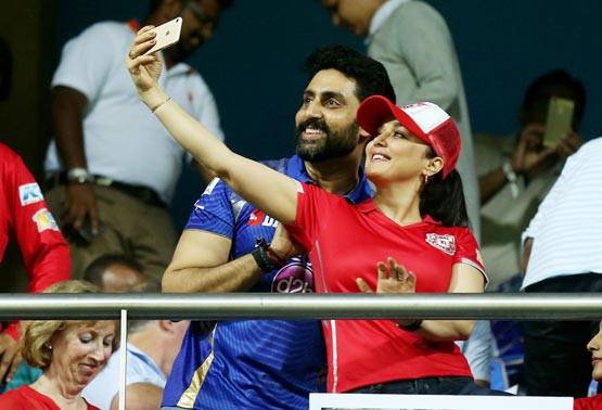 IPL मैच के दौरान जब प्रीति जिंटा ने पकड़ा अभिषेक बच्चन का गला