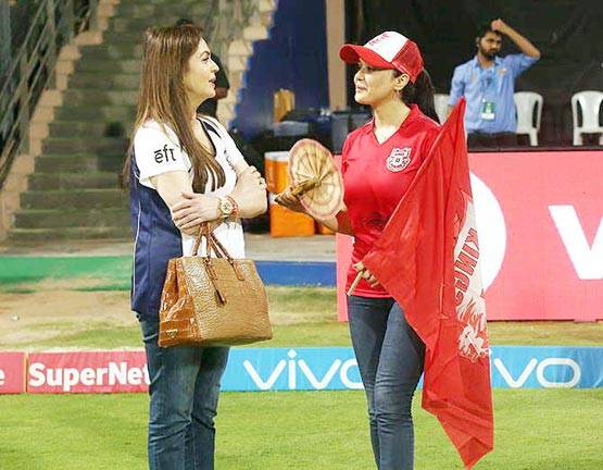 IPL मैच के दौरान जब प्रीति जिंटा ने पकड़ा अभिषेक बच्चन का गला