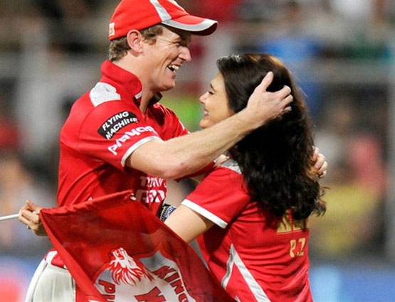 आईपीएल में प्रीति जिंटा के अलग-अलग अंदाज, युवराज को लगा चुकी हैं गले