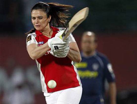 आईपीएल में प्रीति जिंटा के अलग-अलग अंदाज, युवराज को लगा चुकी हैं गले