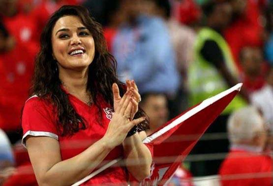 IPL मैच के दौरान जब प्रीति जिंटा ने पकड़ा अभिषेक बच्चन का गला