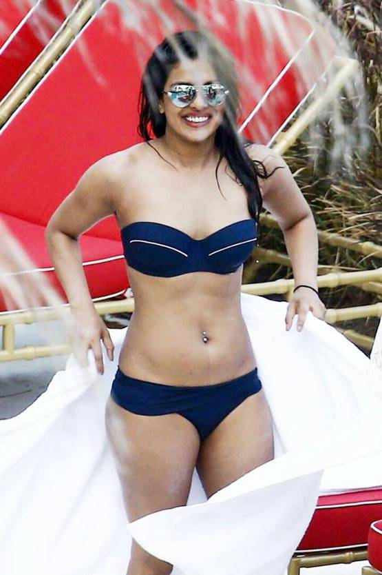 प्रियंका ने फिर पोस्ट की बिकिनी वाली फोटो, पूल में कर रही हैं RELAX