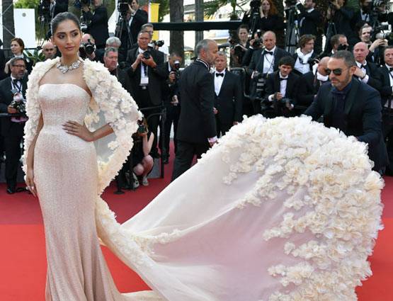 प्रियंका, दीपिका, शमी सहित जब कपड़ों को चलते ट्रोल हुए ये CELEBS