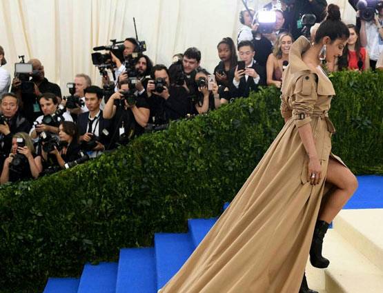 राजधानी से लंबी प्रियंका की ये ड्रेस? बना रही है वर्ल्ड रिकॉर्ड