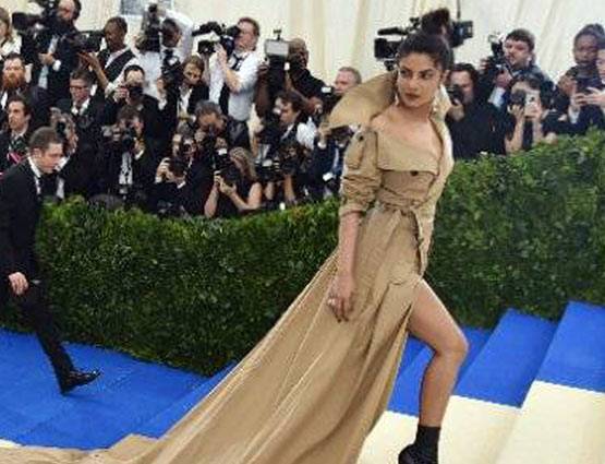 राजधानी से लंबी प्रियंका की ये ड्रेस? बना रही है वर्ल्ड रिकॉर्ड