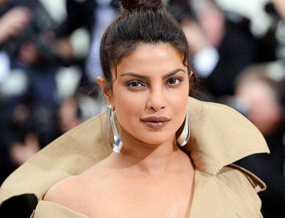 राजधानी से लंबी प्रियंका की ये ड्रेस? बना रही है वर्ल्ड रिकॉर्ड