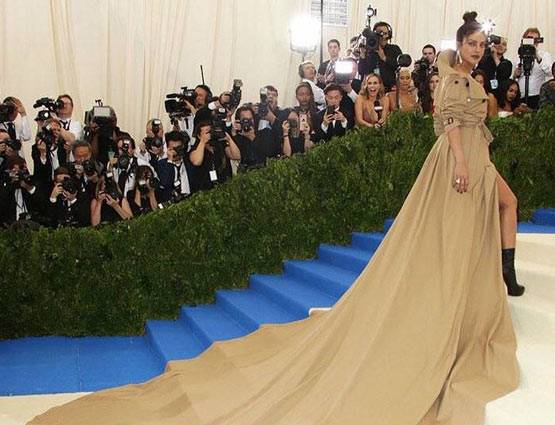 राजधानी से लंबी प्रियंका की ये ड्रेस? बना रही है वर्ल्ड रिकॉर्ड