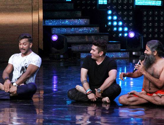 नच बलिए के स्टेज पर बाबा रामदेव ने किया योगा...