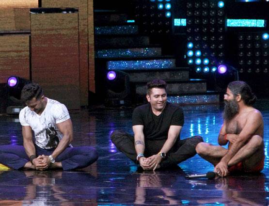 नच बलिए के स्टेज पर बाबा रामदेव ने किया योगा...