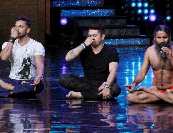 नच बलिए के स्टेज पर बाबा रामदेव ने किया योगा...