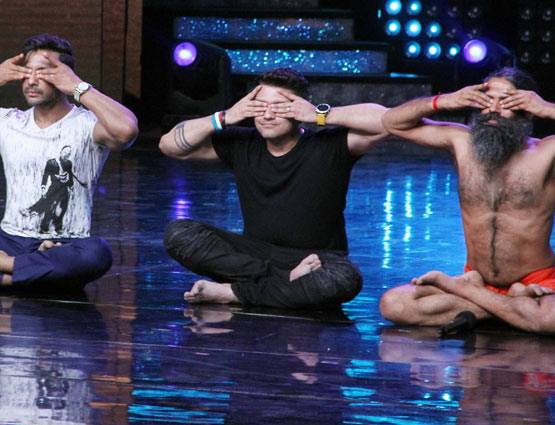 नच बलिए के स्टेज पर बाबा रामदेव ने किया योगा...