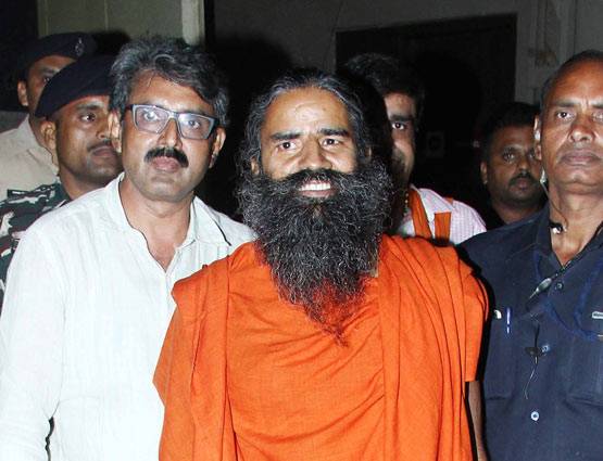 नच बलिए के स्टेज पर बाबा रामदेव ने किया योगा...