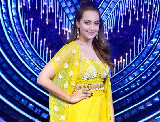 नच बलिए के स्टेज पर बाबा रामदेव ने किया योगा...