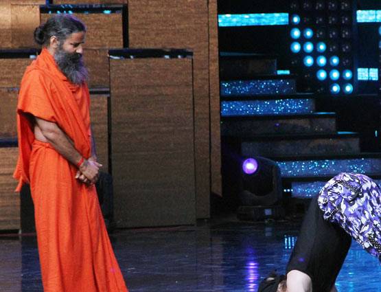 नच बलिए के स्टेज पर बाबा रामदेव ने किया योगा...