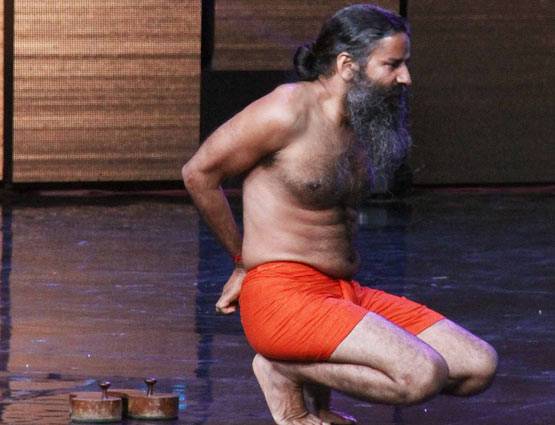 नच बलिए के स्टेज पर बाबा रामदेव ने किया योगा...