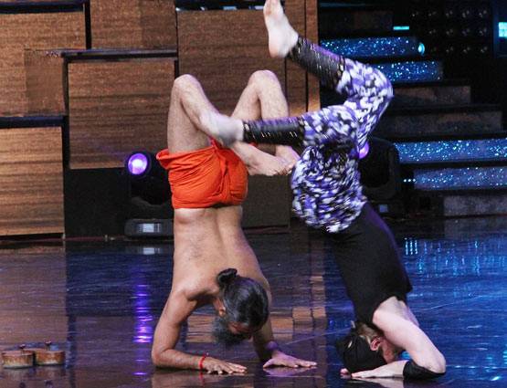 नच बलिए के स्टेज पर बाबा रामदेव ने किया योगा...