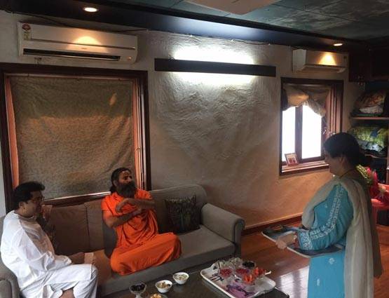 राज ठाकरे से मिले बाबा रामदेव, आखिर क्या हुई बात...