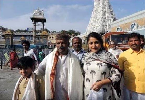 परिवार में सबसे छोटे हैं प्रभास, जानें बाहुबली स्टार्स की REAL FAMILY