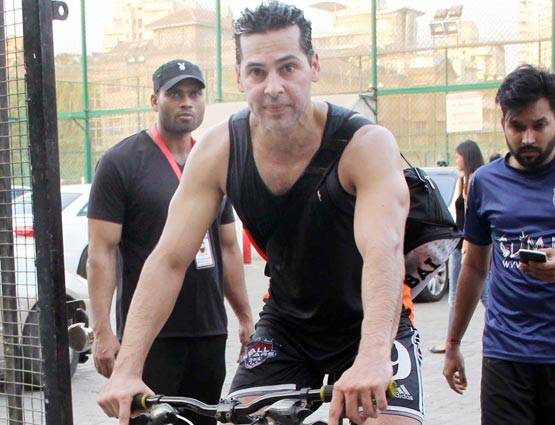 फुटबॉल खेलने पहुंचे रणबीर, क्या हुआ अचानक बीच मैदान में लेट गए