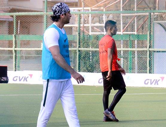 फुटबॉल खेलने पहुंचे रणबीर, क्या हुआ अचानक बीच मैदान में लेट गए