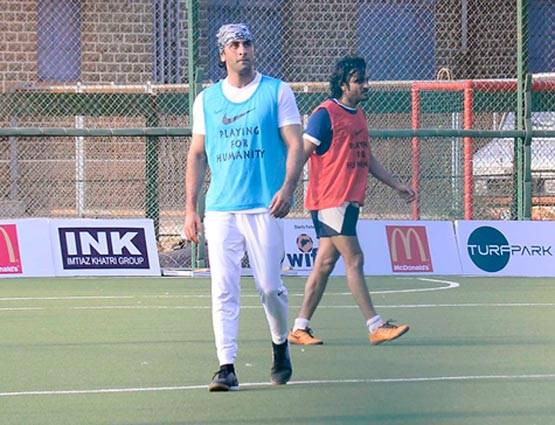 फुटबॉल खेलने पहुंचे रणबीर, क्या हुआ अचानक बीच मैदान में लेट गए