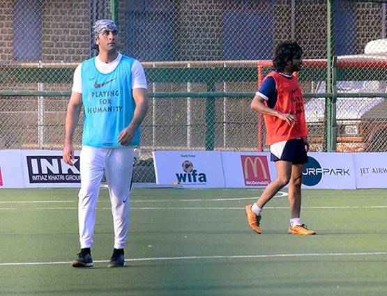 फुटबॉल खेलने पहुंचे रणबीर, क्या हुआ अचानक बीच मैदान में लेट गए