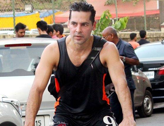 फुटबॉल खेलने पहुंचे रणबीर, क्या हुआ अचानक बीच मैदान में लेट गए