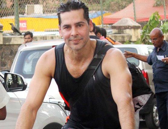 फुटबॉल खेलने पहुंचे रणबीर, क्या हुआ अचानक बीच मैदान में लेट गए