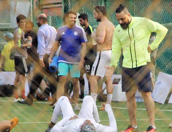 फुटबॉल खेलने पहुंचे रणबीर, क्या हुआ अचानक बीच मैदान में लेट गए