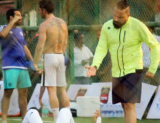 फुटबॉल खेलने पहुंचे रणबीर, क्या हुआ अचानक बीच मैदान में लेट गए