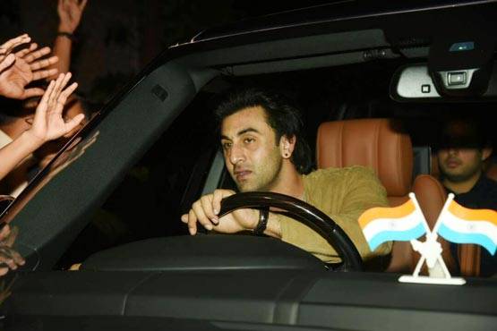 अर्जुन के साथ करण की पार्टी में पहुंचे रणबीर, भीड़ से हो गए परेशान