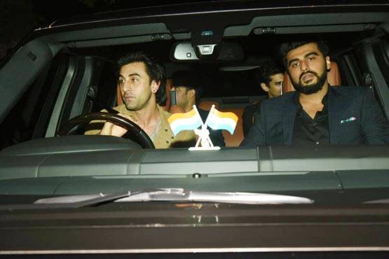 अर्जुन के साथ करण की पार्टी में पहुंचे रणबीर, भीड़ से हो गए परेशान