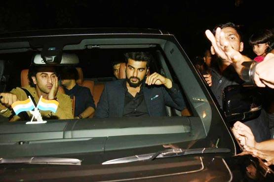 अर्जुन के साथ करण की पार्टी में पहुंचे रणबीर, भीड़ से हो गए परेशान