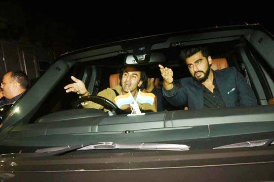 अर्जुन के साथ करण की पार्टी में पहुंचे रणबीर, भीड़ से हो गए परेशान