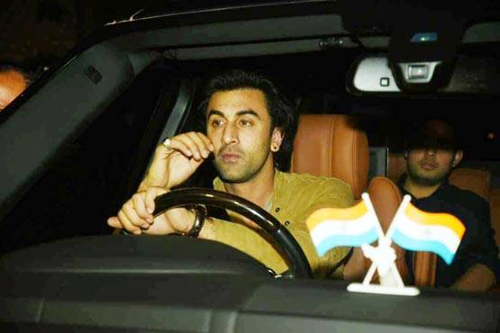 अर्जुन के साथ करण की पार्टी में पहुंचे रणबीर, भीड़ से हो गए परेशान