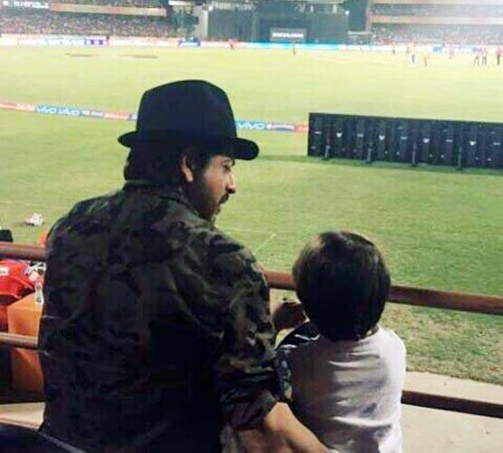 शाहरुख के बेटे अबराम के हाथ पर ये किसका दिल?