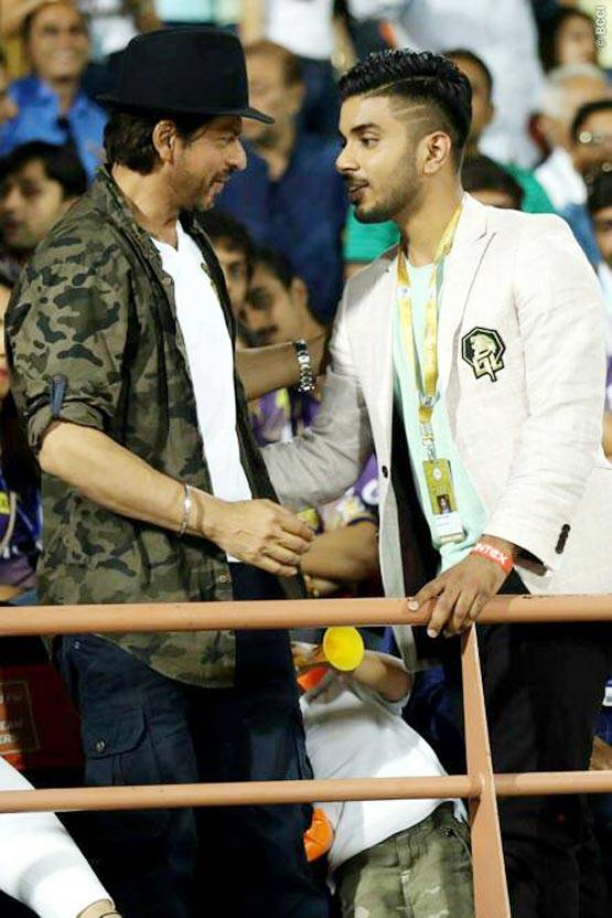 शाहरुख के बेटे अबराम के हाथ पर ये किसका दिल?